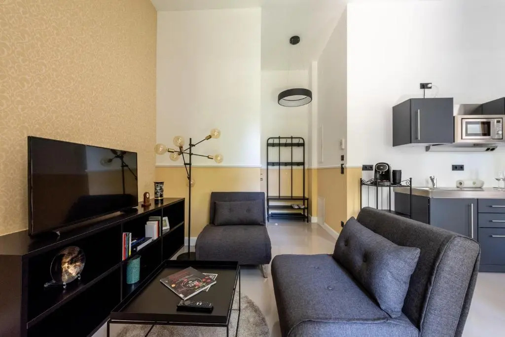 Feel the city life from the Gustav Klimt studio