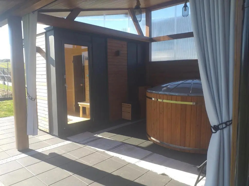 Biały Jeleń z basenem i jacuzzi
