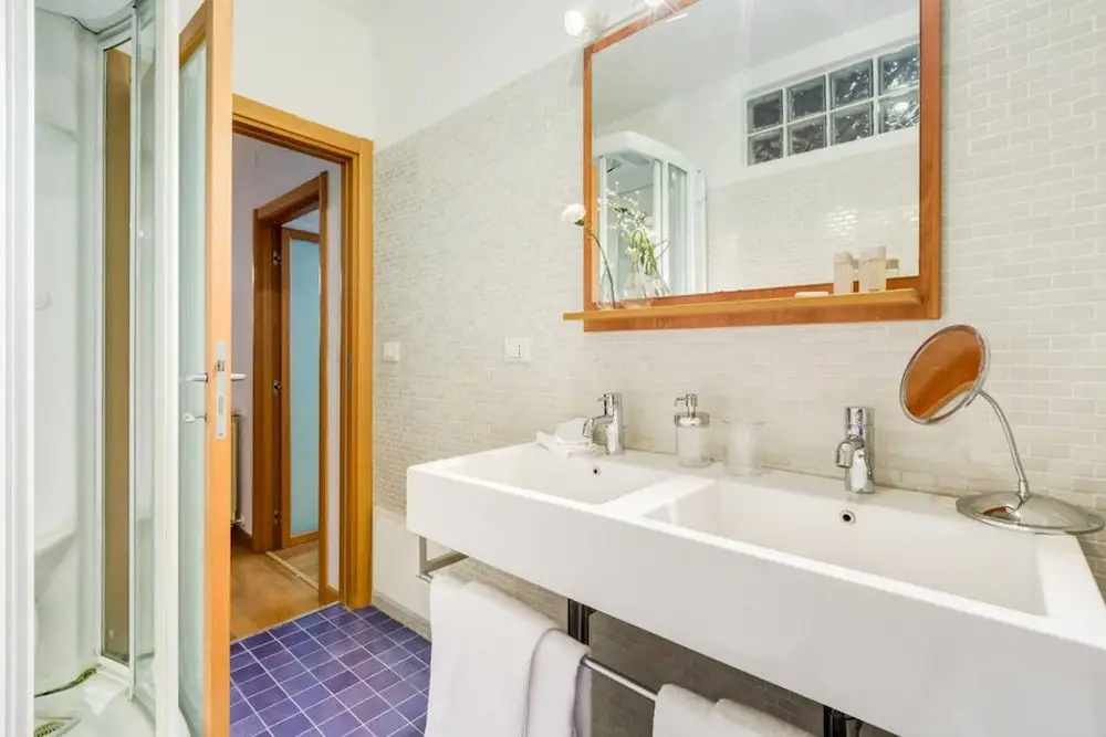 Extra Large Colorful Flat in Central Location!
