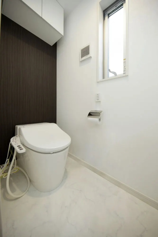 Higashi-Rokugo House WHITE by Tranova