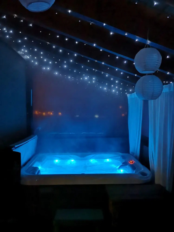 Viksa with Hot Tub