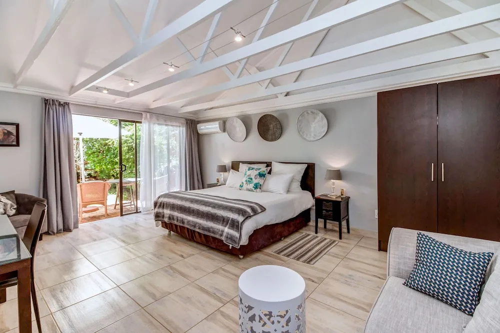 Sitatunga Guest Lodge - Sandton - Airport Shuttle - Solar & Borehole