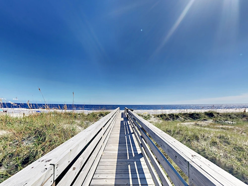 Beachfront W/ Pool: 1 Block To Main Street 3 Bedroom Condo