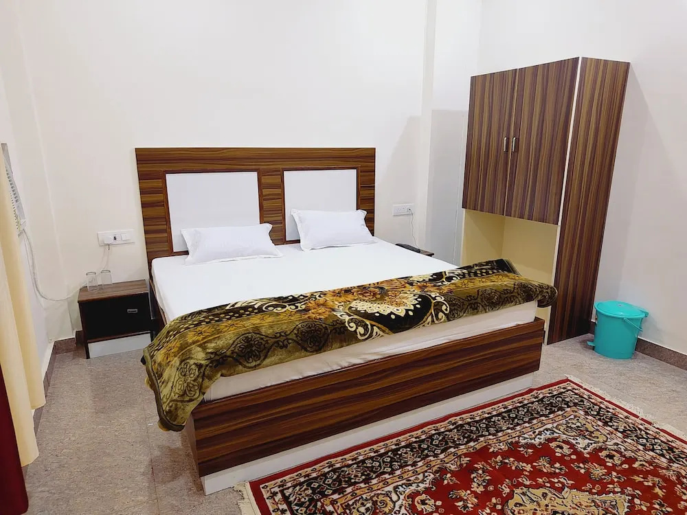 FabHotel Shree Venkatesh Nileyam - 300m from Ram Janam Bhumi