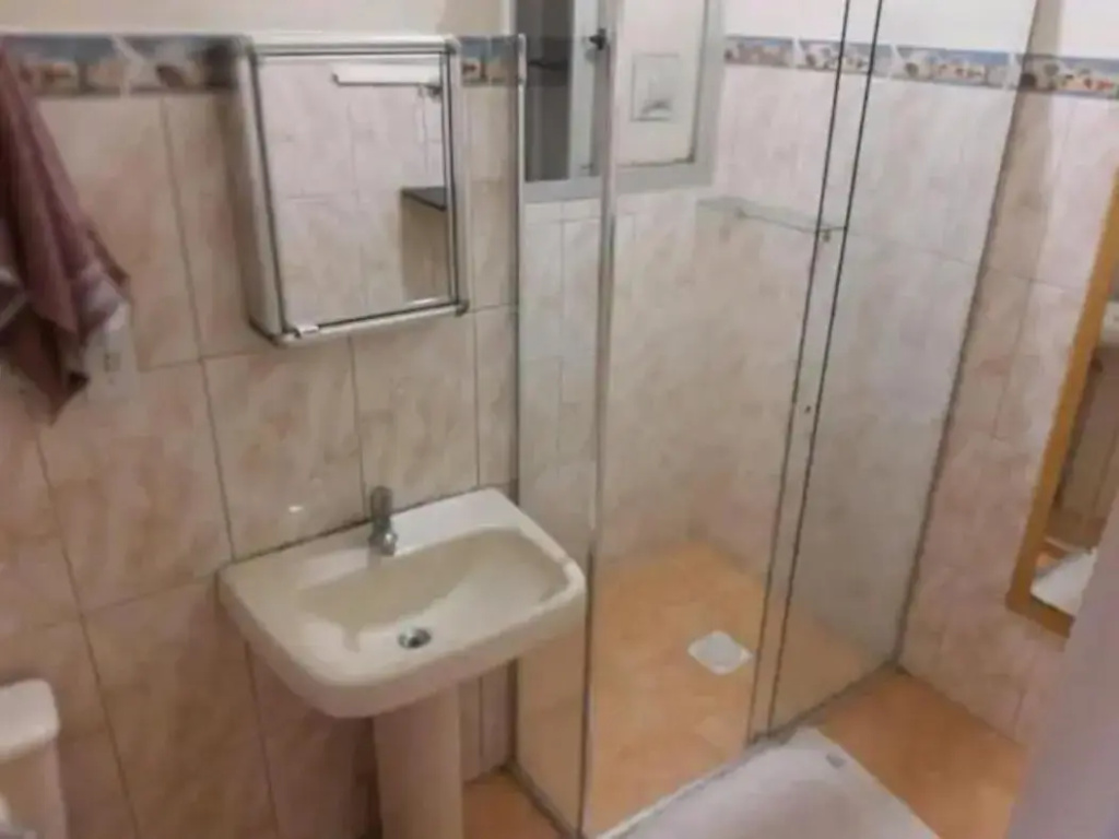 Apartamento térreo com ar condicionado bem localizado