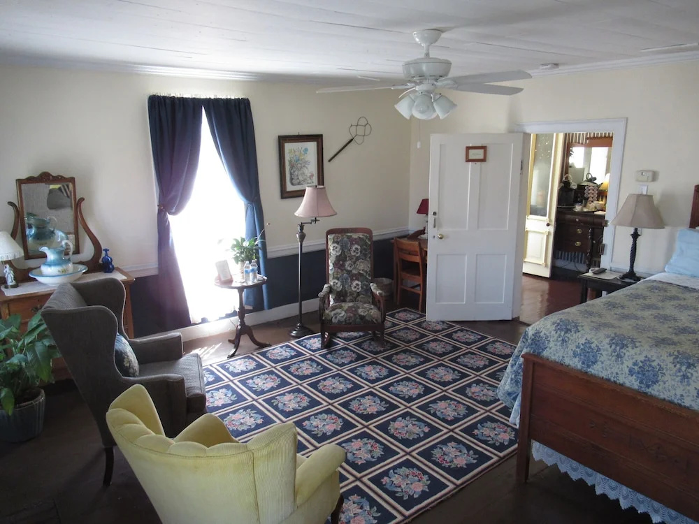 Carrier Houses Bed & Breakfast