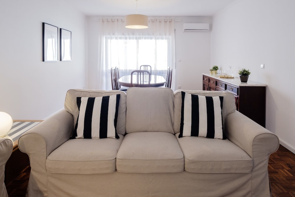 Music House 3 bedroom Apt w garage