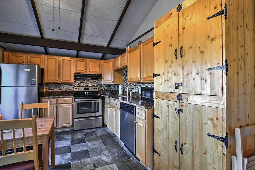 Inviting Beech Mountain Family Retreat w/ 3 Decks!
