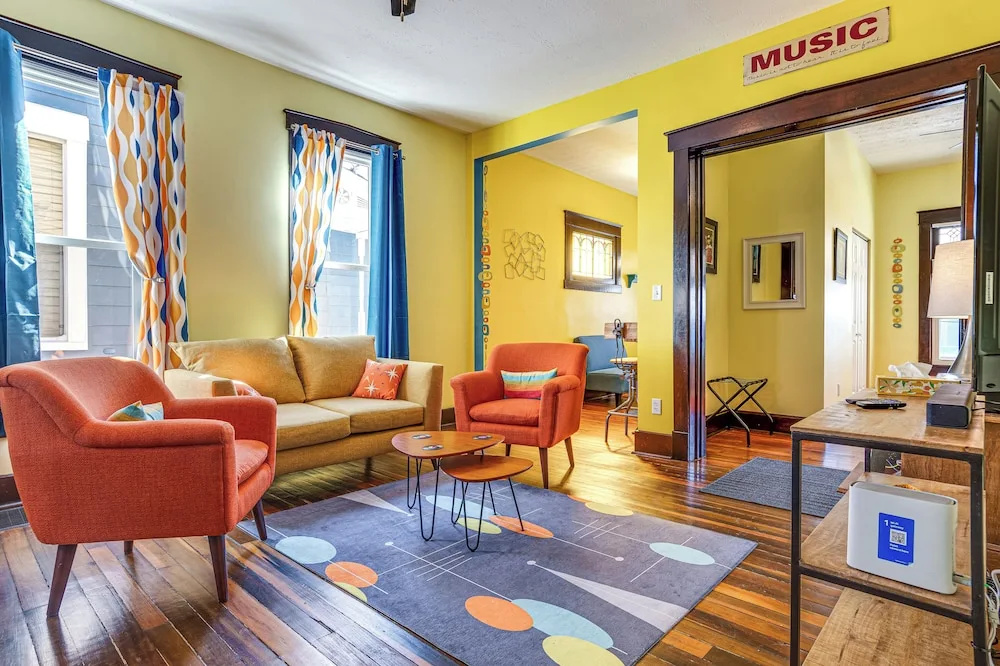 Retro-inspired Indy Home: Walk to Fountain Square!