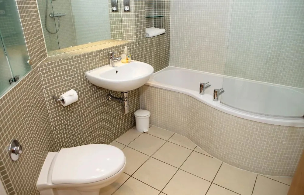 Smart 3 bedroomed flat with parking