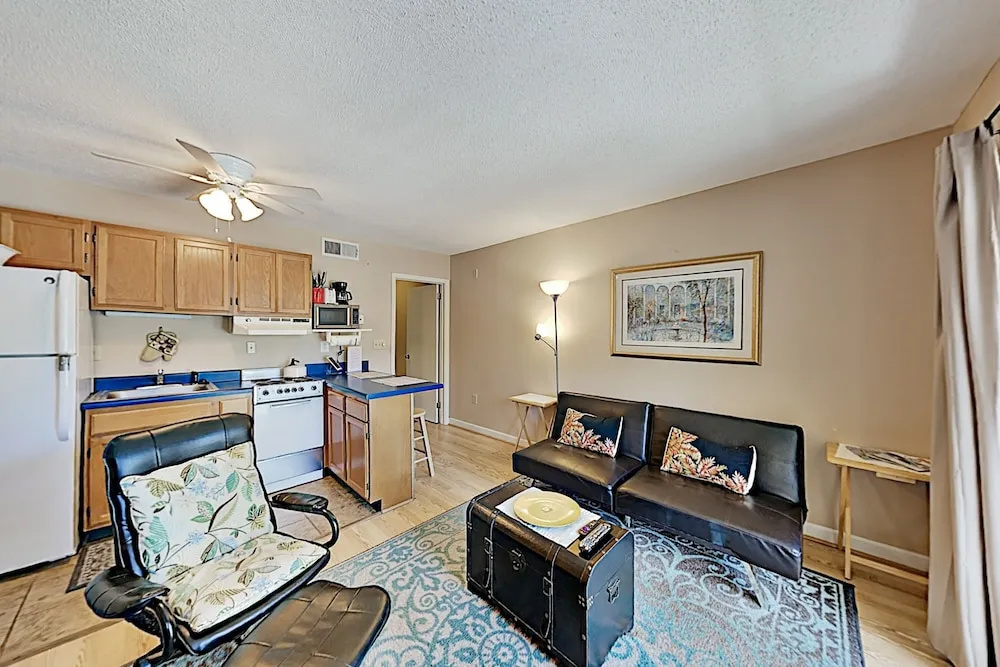 Poolside , Steps From The Beach! 1 Bedroom Condo