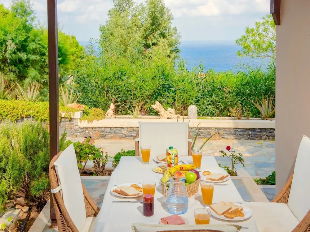 Beautiful Villa With Pool and Tennis Court at Agia Pelagia NW