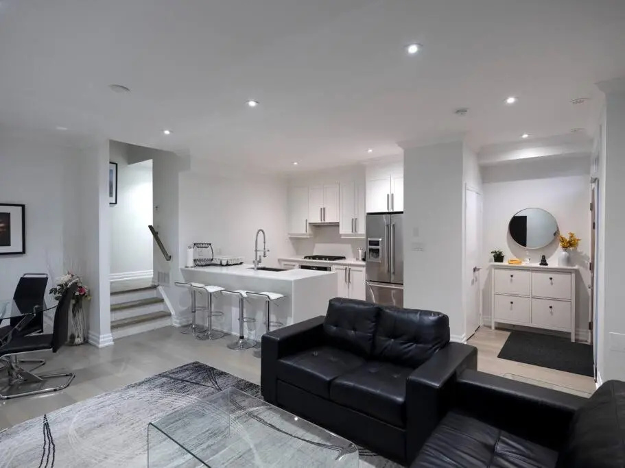 Elegant 2000 Sq ft 3BR urban Town House 2 Parking