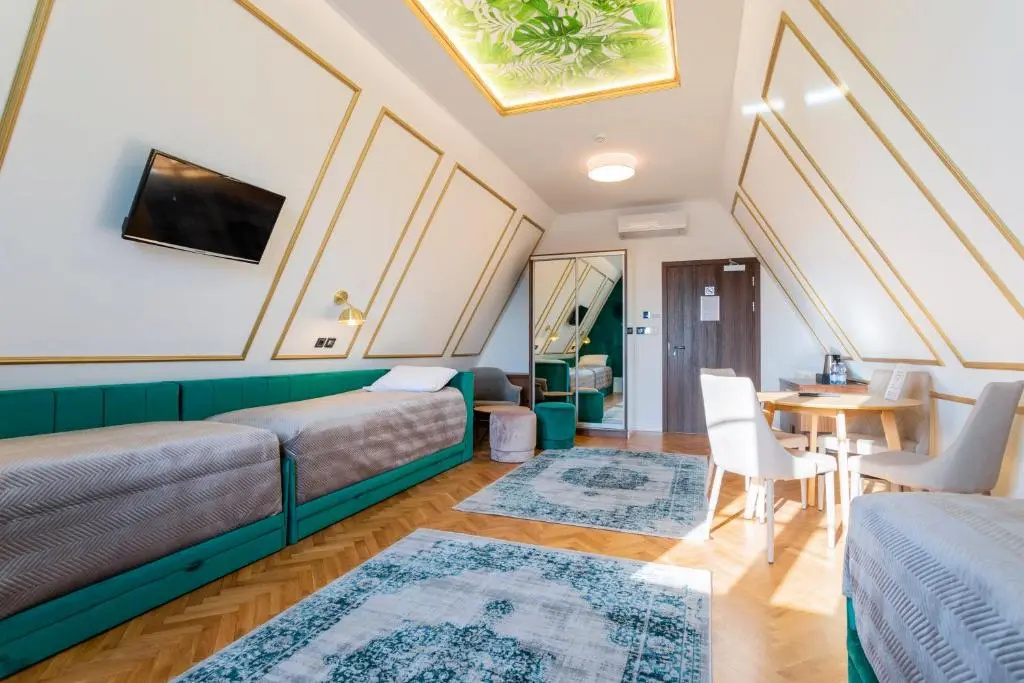 Forrest Apartments & Hostel