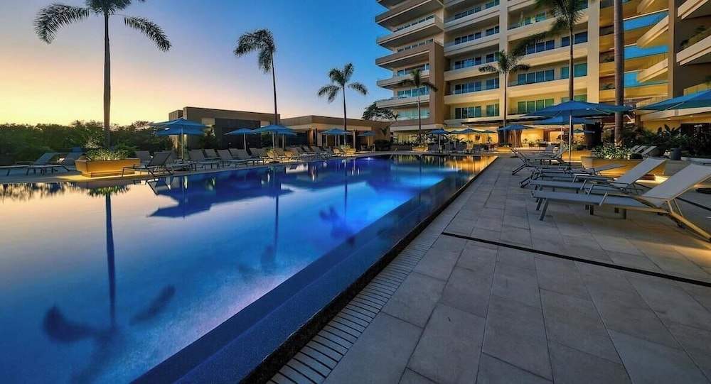 Luxury 2 BR Condo Near Golf Courses and Marina