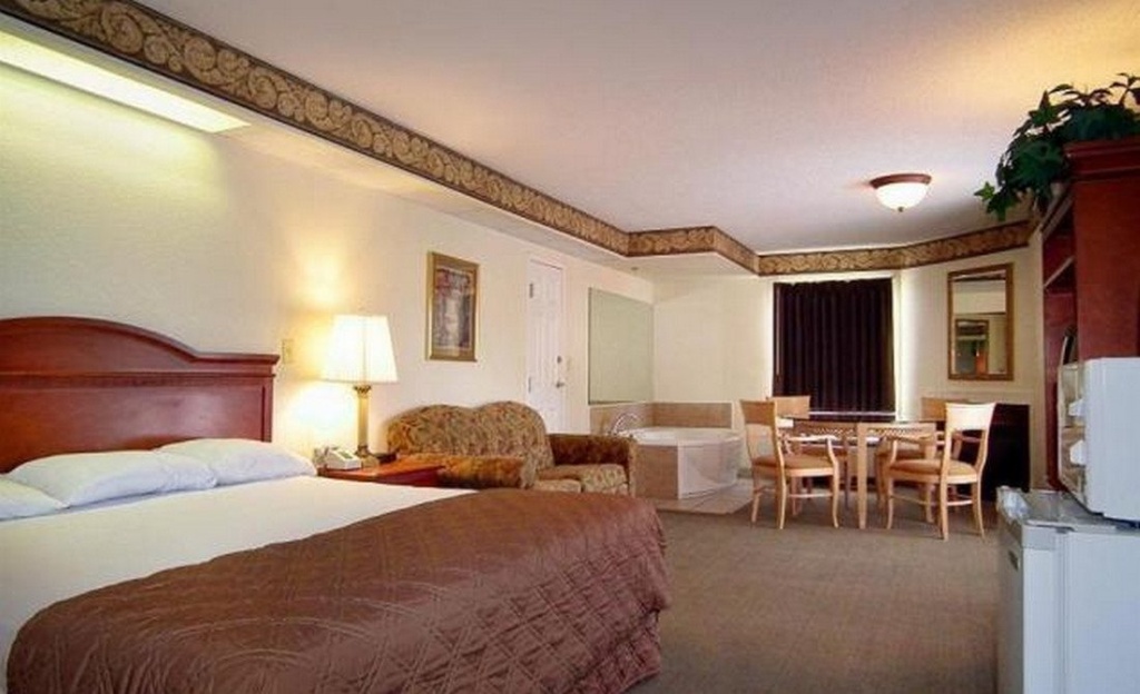 Country Inn & Suites by Radisson, Pigeon Forge South, TN