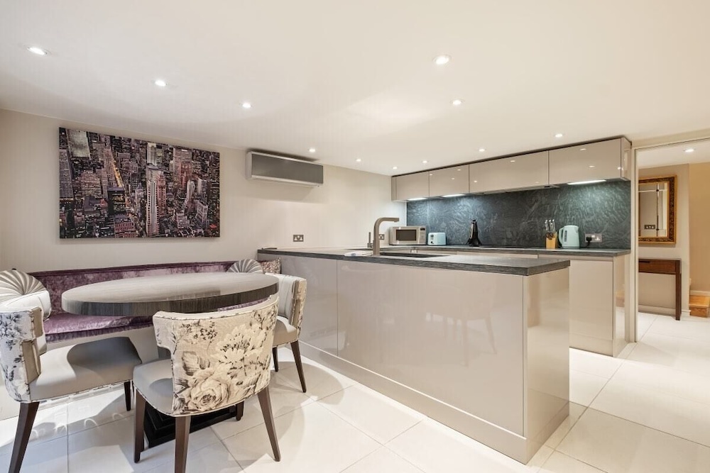 Elegant 3-bed House W/terrace Near Harrods