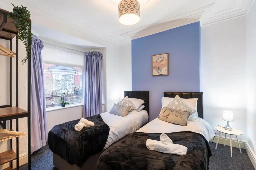 Contractor and Family House & Free Parking & Garden