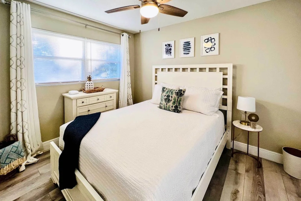 Cozy Sarasota Retreat - 3 Blocks to the Coast!