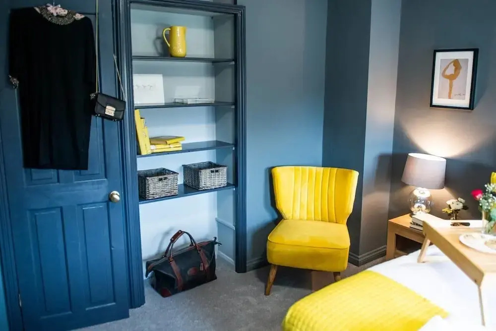 Less than 5 minutes to the City