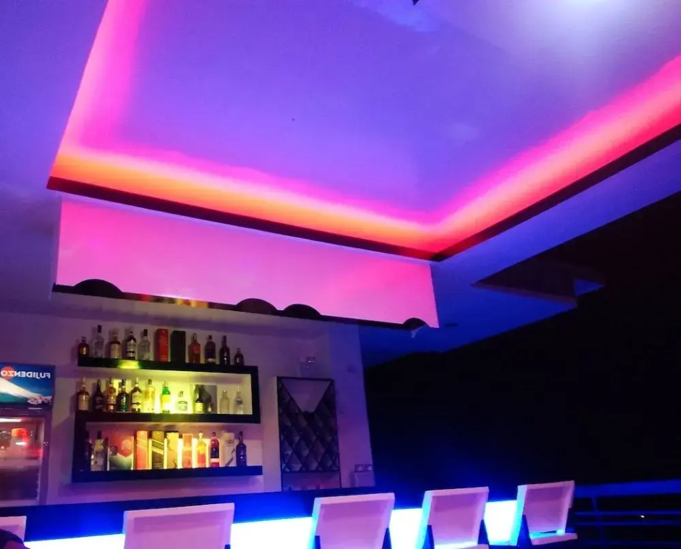 Strangers Inn&Bar