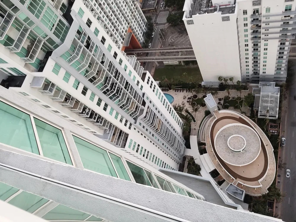 Vizcayne Luxury Condo by 1stHomeRent