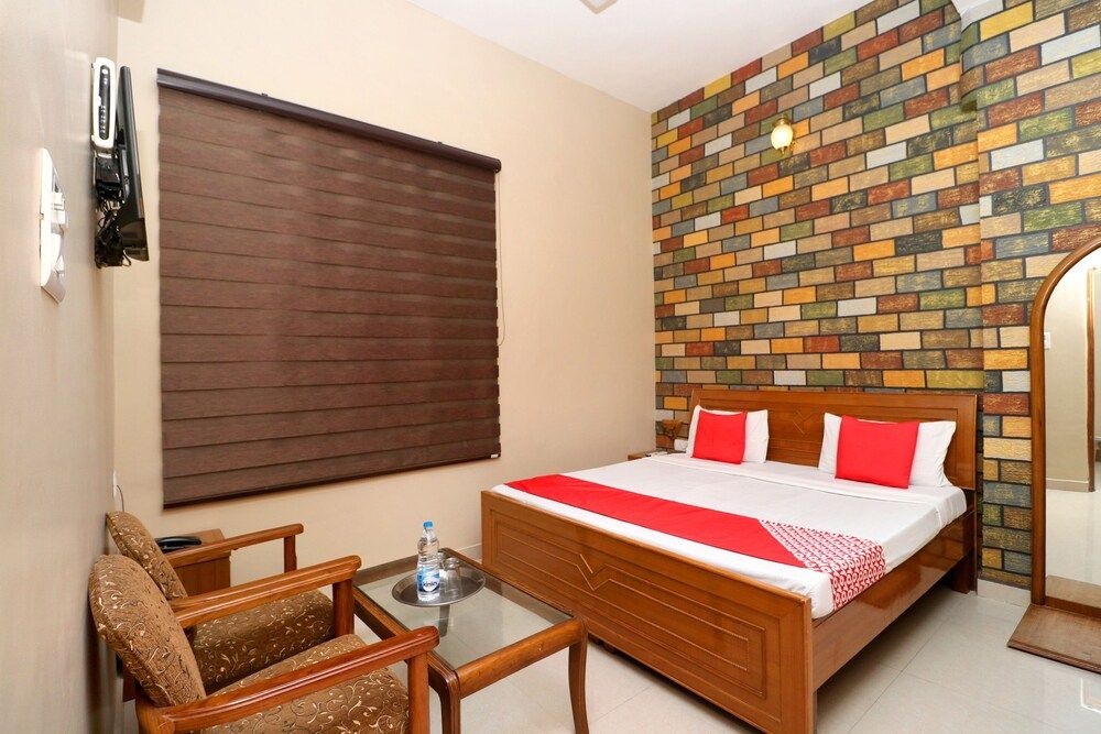 OYO 24747 Hotel White Spott