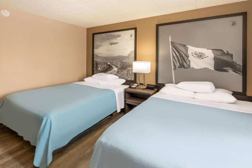 Super 8 by Wyndham Laredo