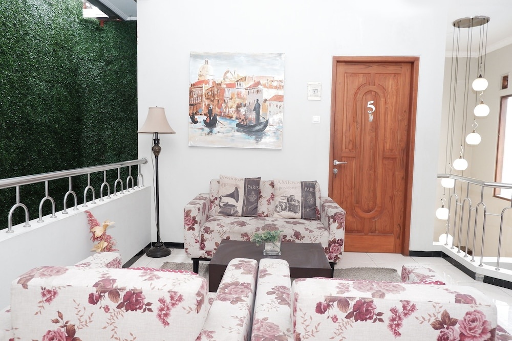 OYO 703 Omah Olin Guesthouse
