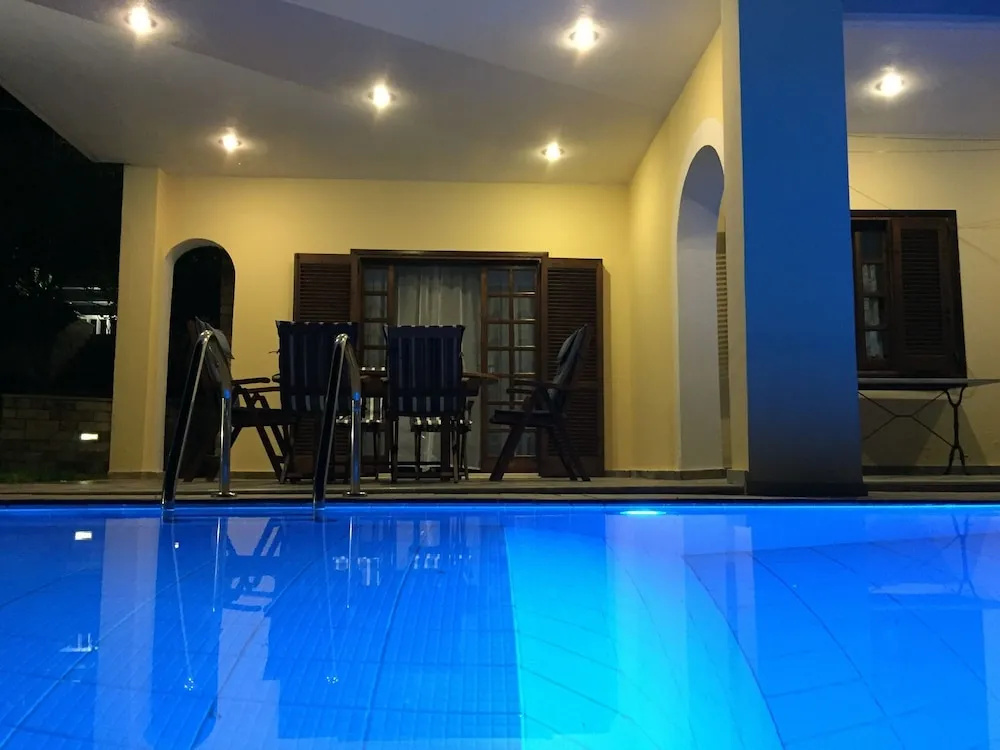 Dim Art Traditional Villa