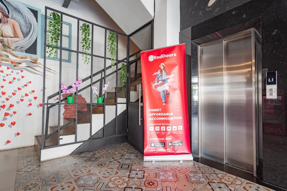 RedDoorz Plus @ Doorman Guest House