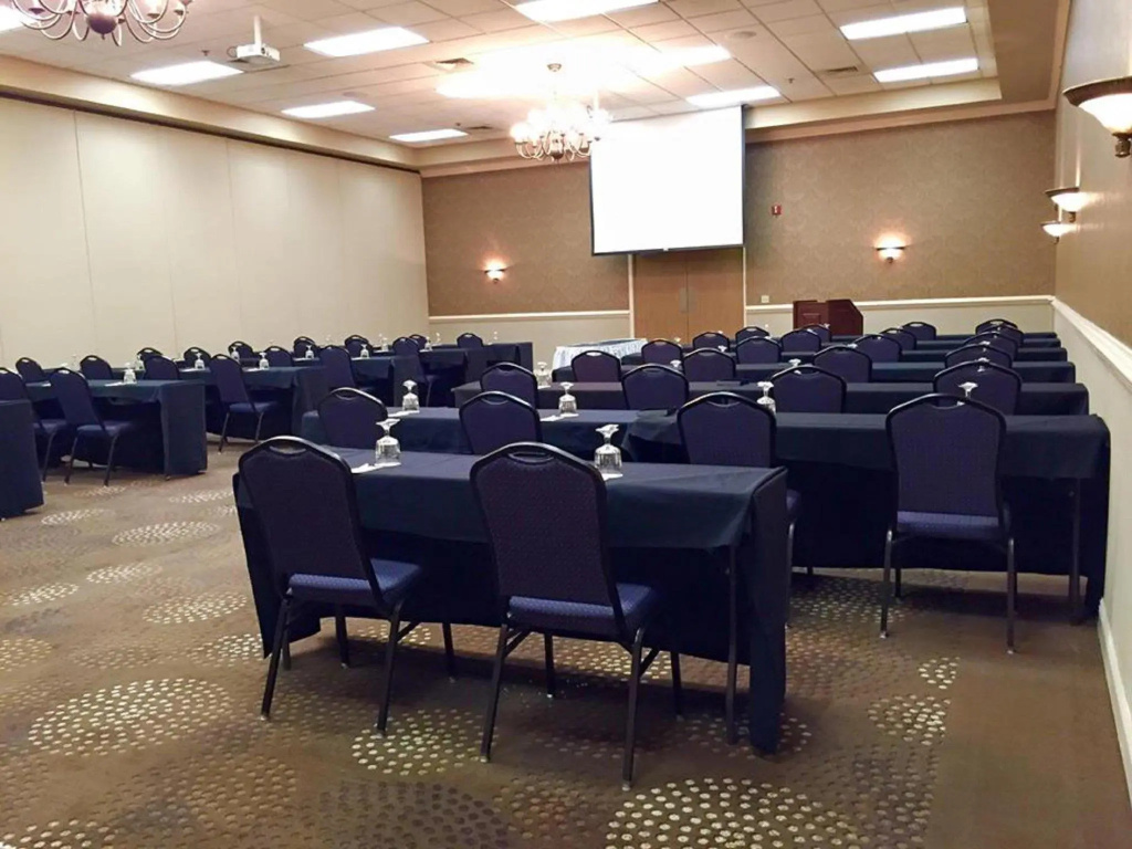 DoubleTree by Hilton Bloomington