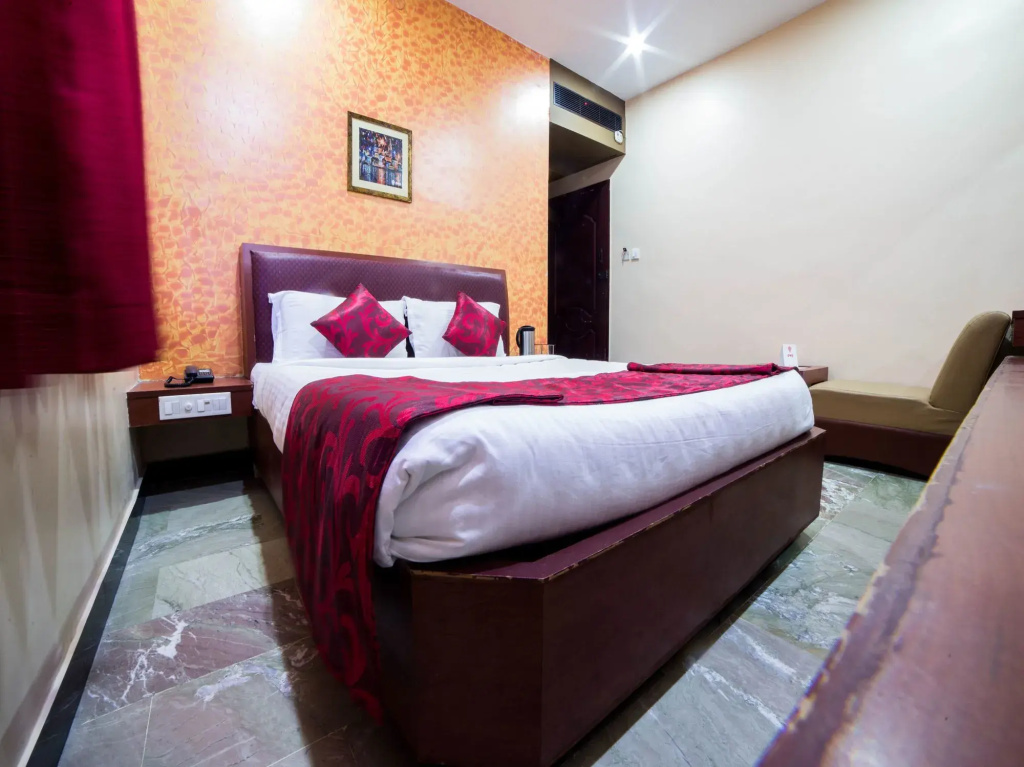 OYO 11585 Hotel Shreenithi