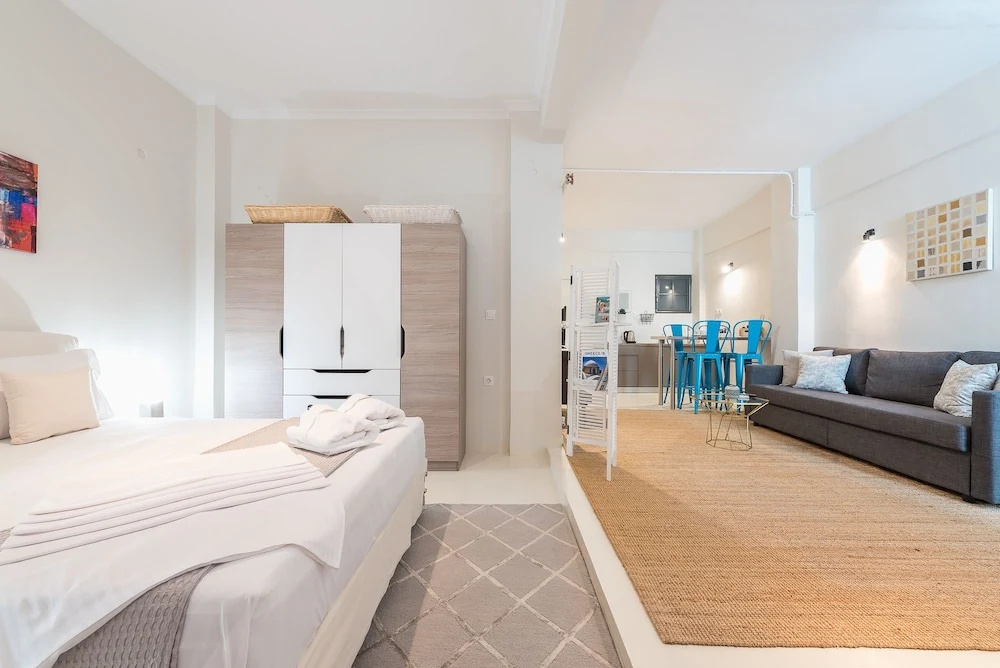 Stylish and Spacious Koukaki Apartment by Cloudkeys