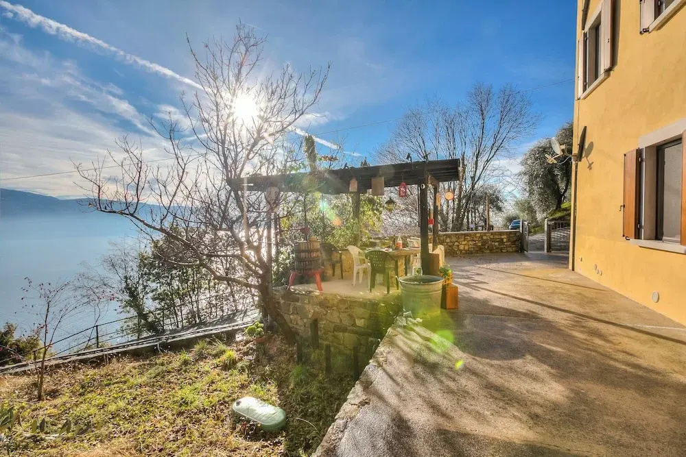 Faby House On Hilly Area And Lake View