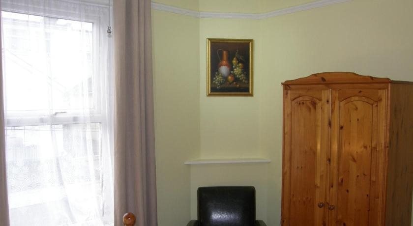 Kingswinford Guest House with Free Parking