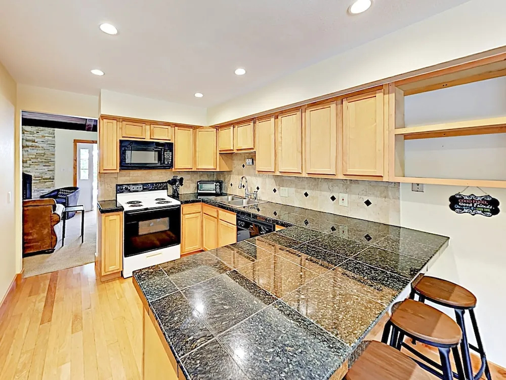 New Listing! Vail Valley Escape, Shuttle To Slopes 3 Bedroom Townhouse