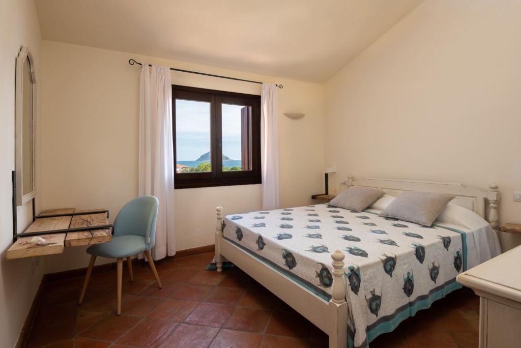 It has a double room with a double bed, a bathroom, large living room with sofa bed (1,40 m - for 1-MOLARA 2_PT