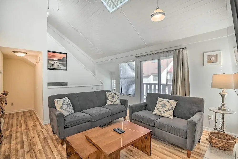 Myrtle Beach Condo: Balconies, Walk to Beach!