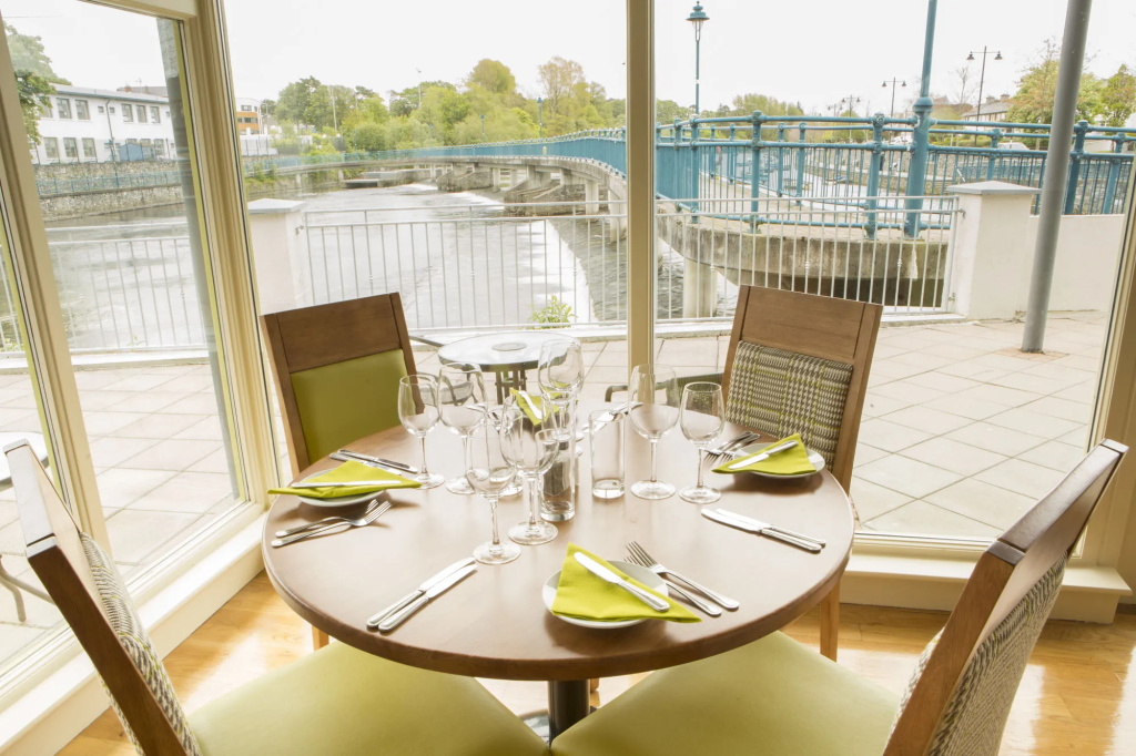 Riverside Hotel
