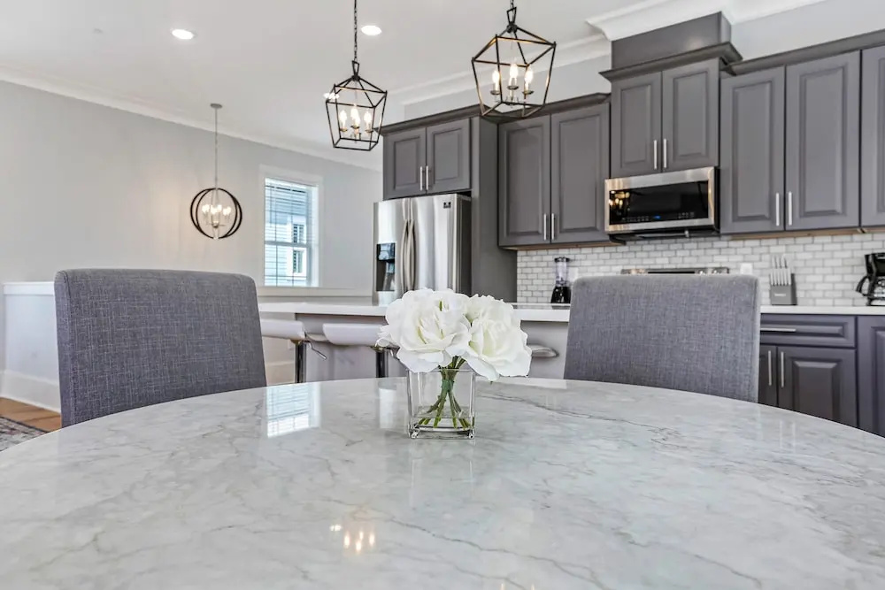 Chic 4 BR Condo - Large Pool - Perfect Location