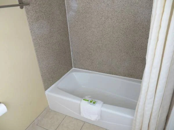 Delmonico Inn & Suites