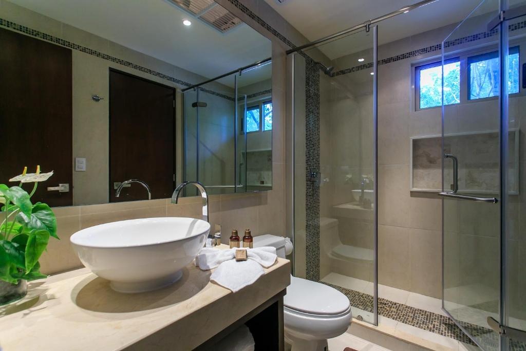 Condo Complex with an Alluring Pool & Tropical Vibes by Stella Rentals