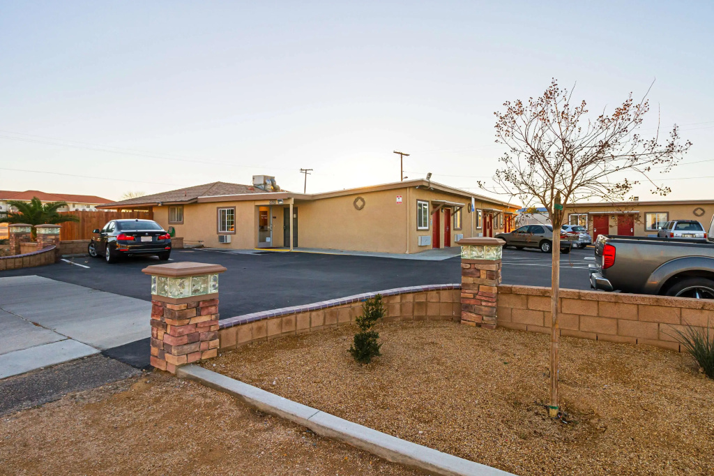 Motel 6 Maple/Main