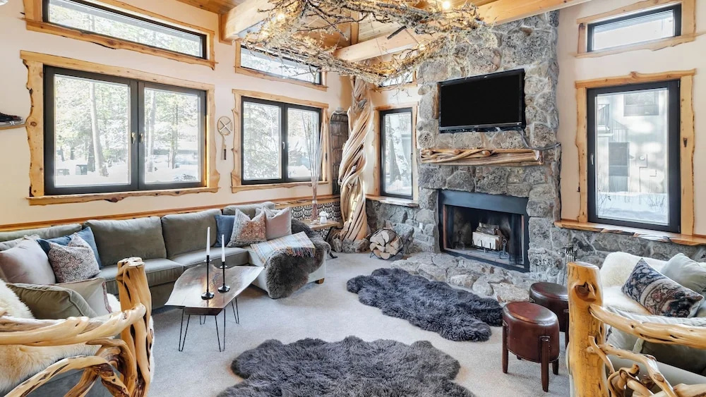 Base Camp by AvantStay Magical Cabin w Sauna Hot Tub Close to Snow Golf