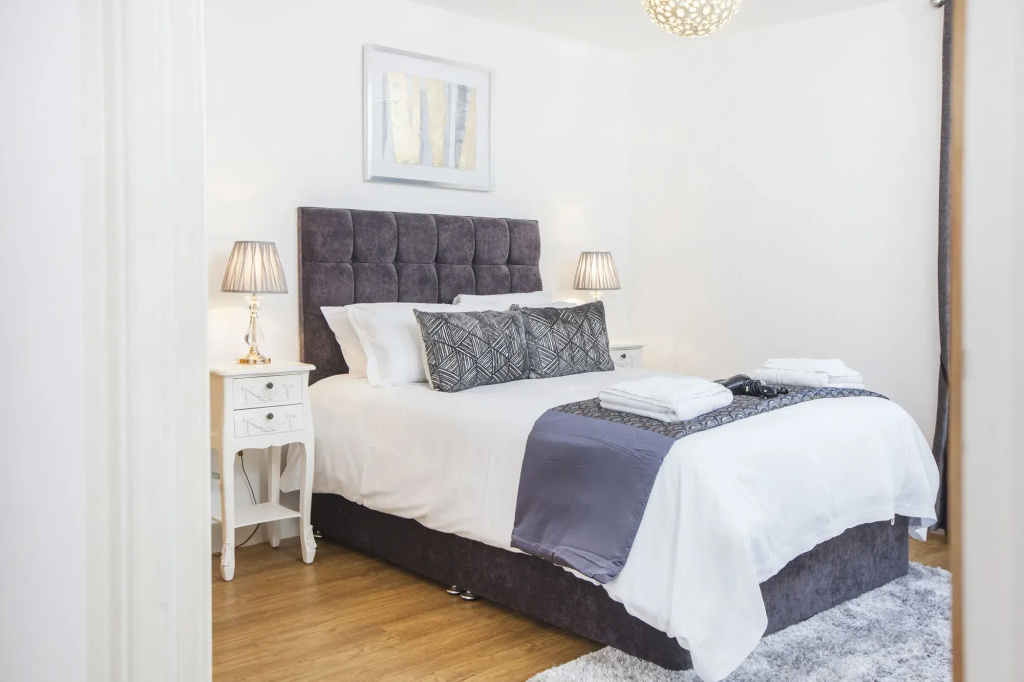 iSTAY APARTMENTS at VIZION - Fully Equipped Modern Serviced Apartments with Balconies, Superfast Broadband, Free Allocated Parking Space, 24h Security, Rooftop Gardens, Located in Central MK