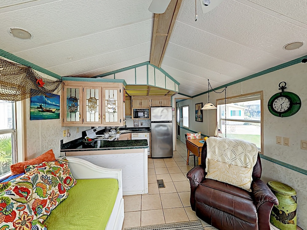 Waterfront W/ Deck & 2 Pools 1 Bedroom Condo