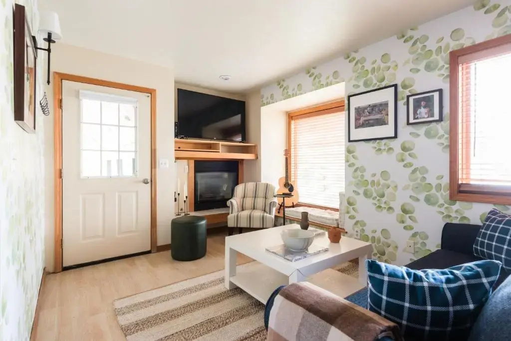 Corduroy Sage Avantstay Cozy & Cute Cabin w/ Deck Sleeps 21!