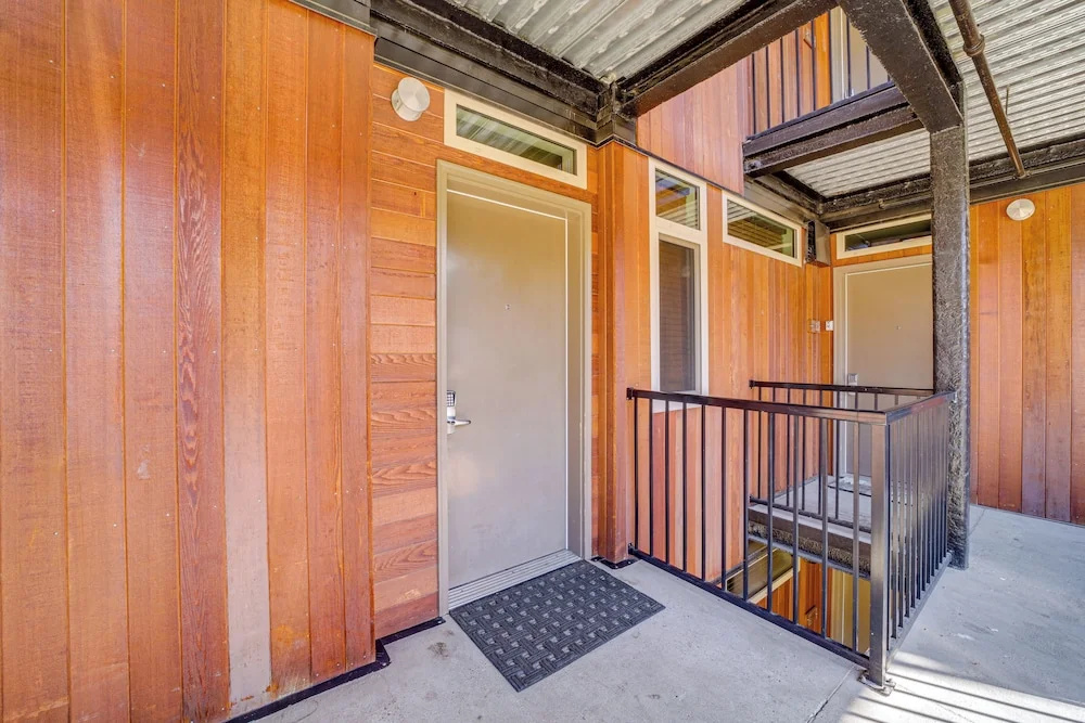 Walk to the Lake: Chelan Condo w/ Mtn Views!