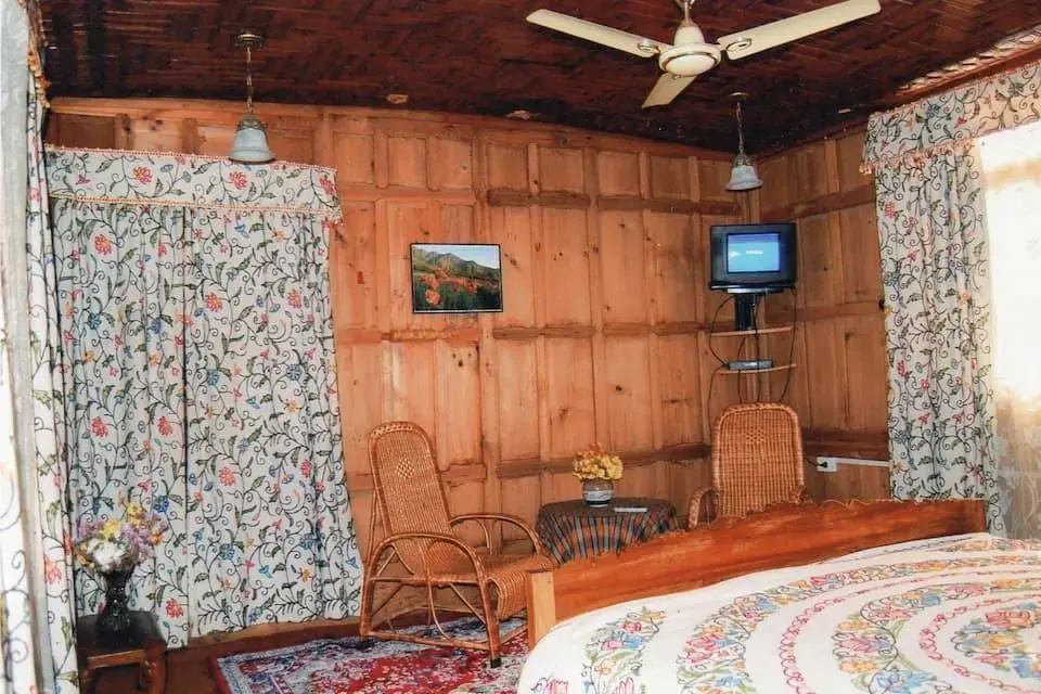 New Buckingham Palace Houseboat